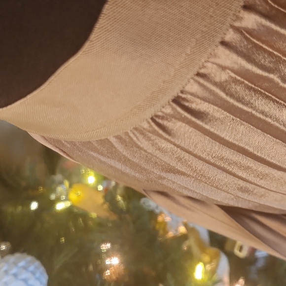 NWT H&M, gold skirt - Picture 4 of 8